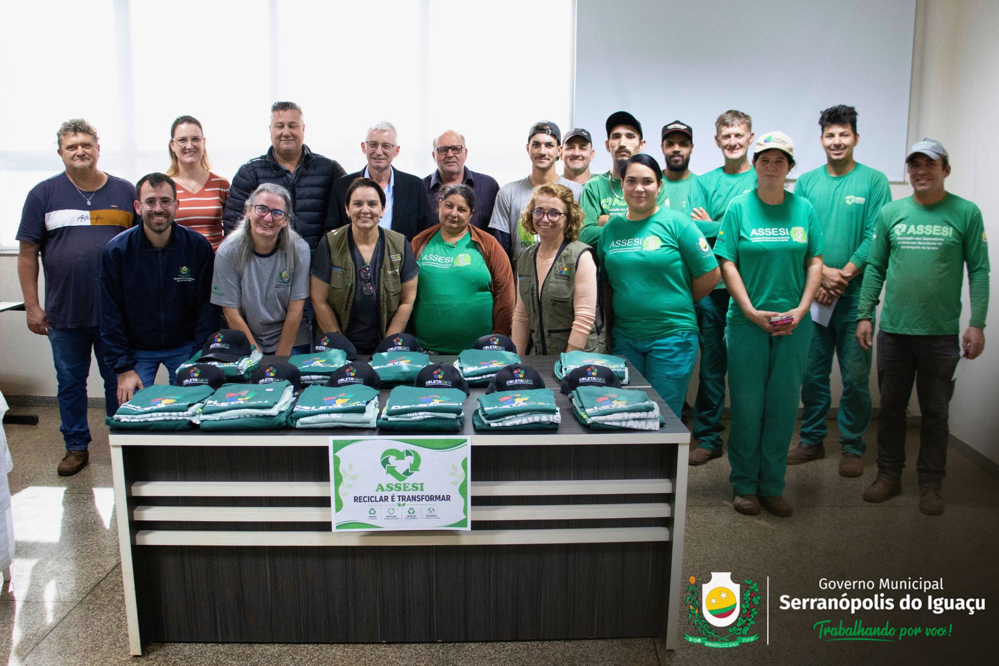 Governo Municipal entrega novos uniformes para colaboradores da ASSESI