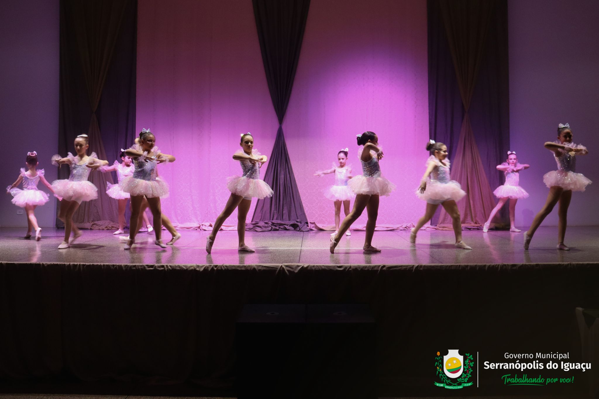 5ª Mostra Regional de Dança reúne seis municípios durante a Semana Cultural de Serranópolis do Iguaçu 5ª Mostra Regional de Dança reúne seis municípios durante a Semana Cultural de Serranópolis do Iguaçu