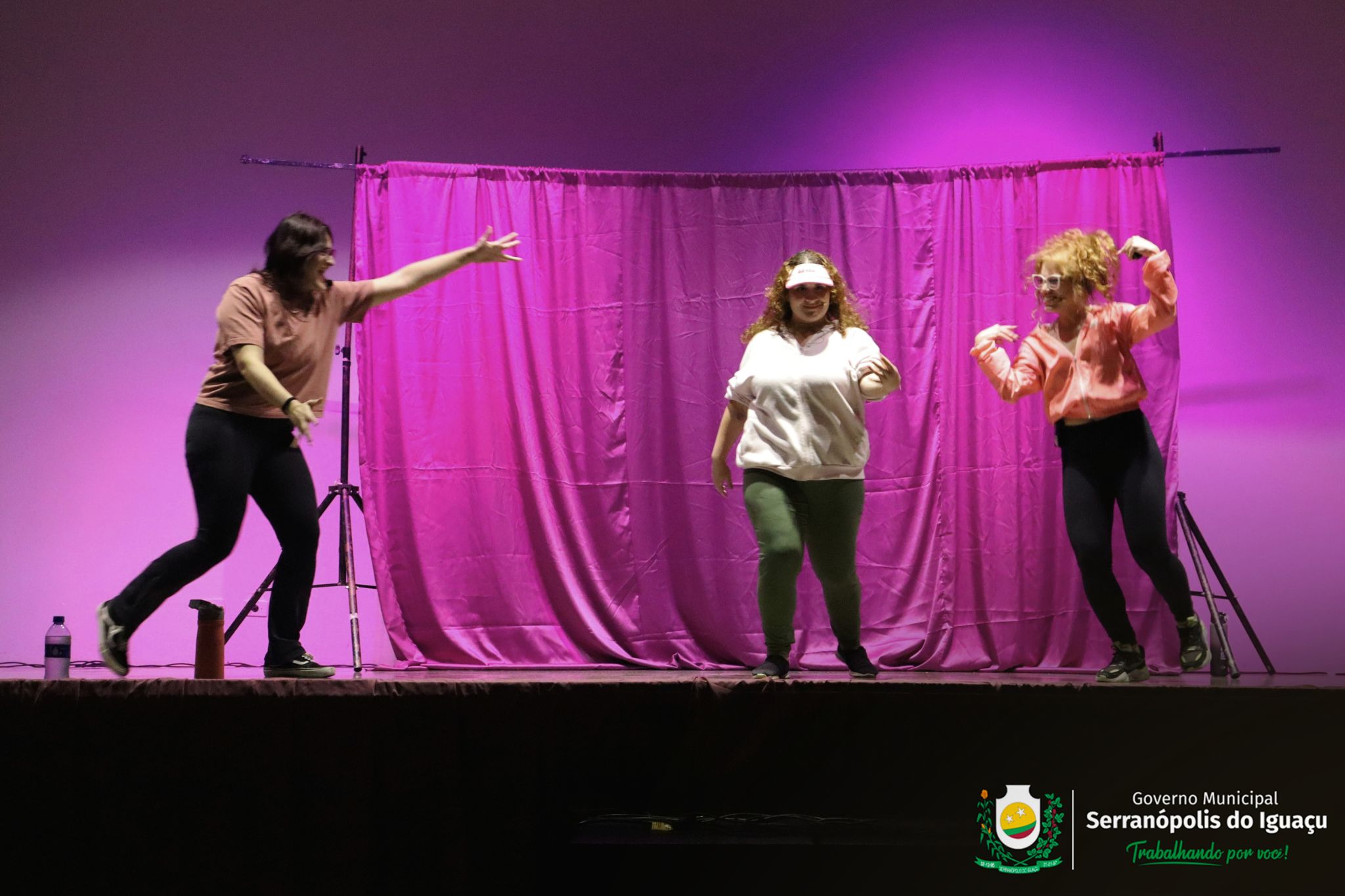 Espetáculo “Toca Aqui, Tilde!” leva informação e bom humor ao Outubro Rosa em Serranópolis do Iguaçu
