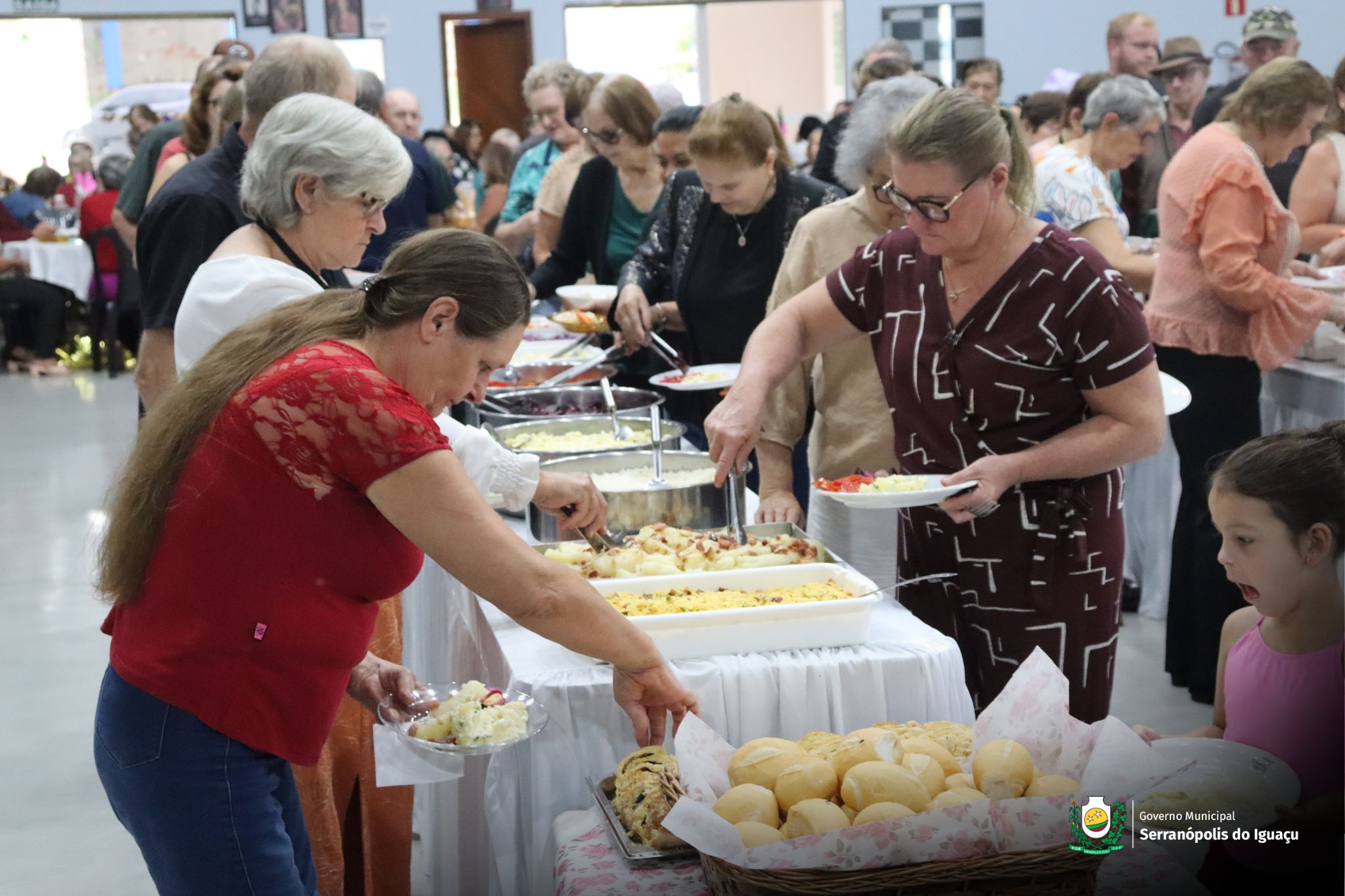 Secretaria de Assistência Social realiza almoço especial de Dia das Mães para idosos de Serranópolis do Iguaçu