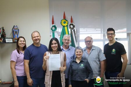 Governo Municipal empossa nova professora aprovada em concurso público