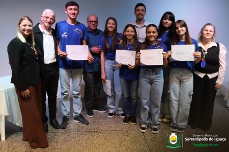 Governo Municipal entrega certificados a jovens que concluíram programa de aprendizagem em serviços administrativos