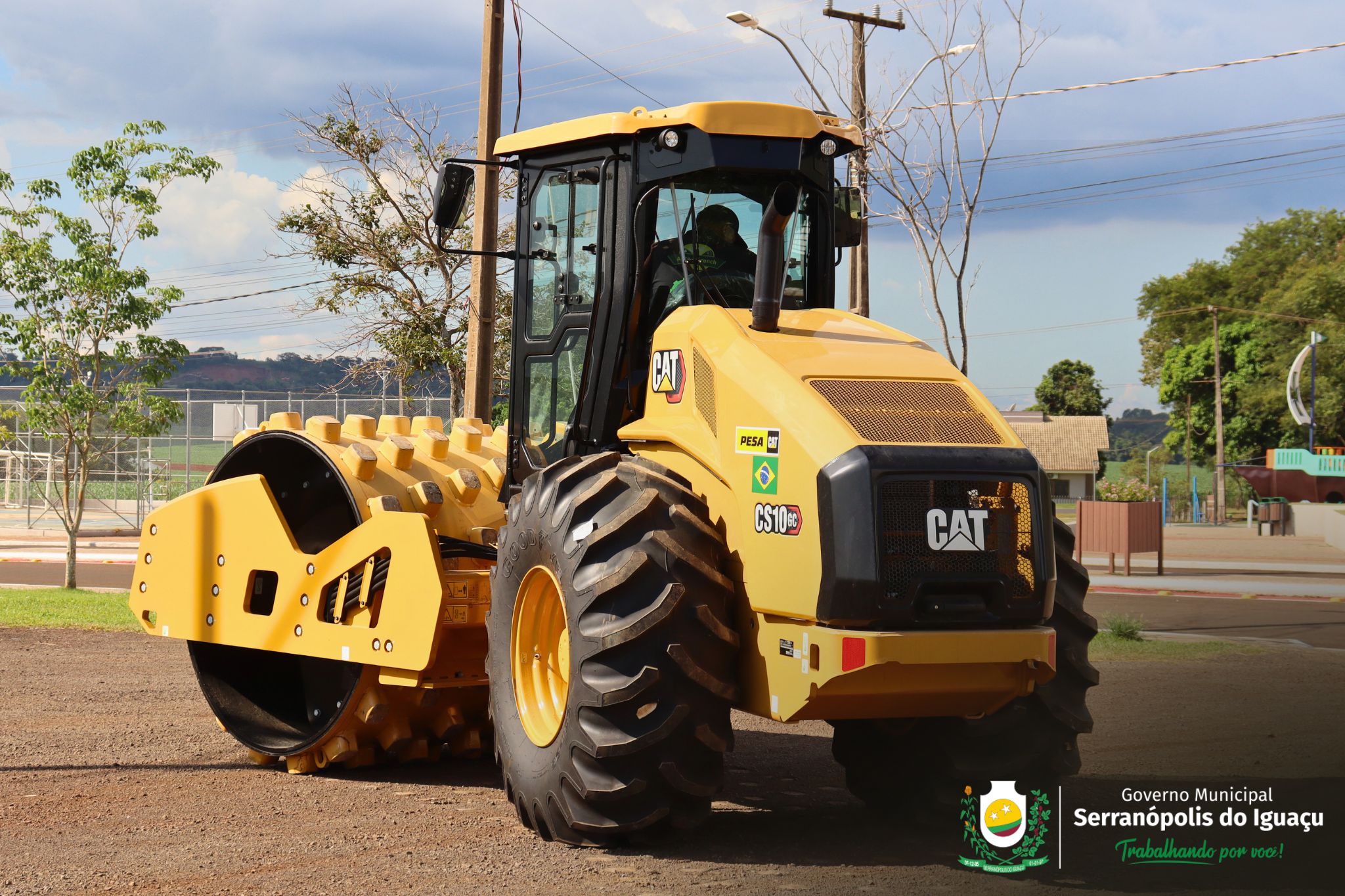 Serranópolis do Iguaçu recebe novo rolo compactador para reforçar infraestrutura