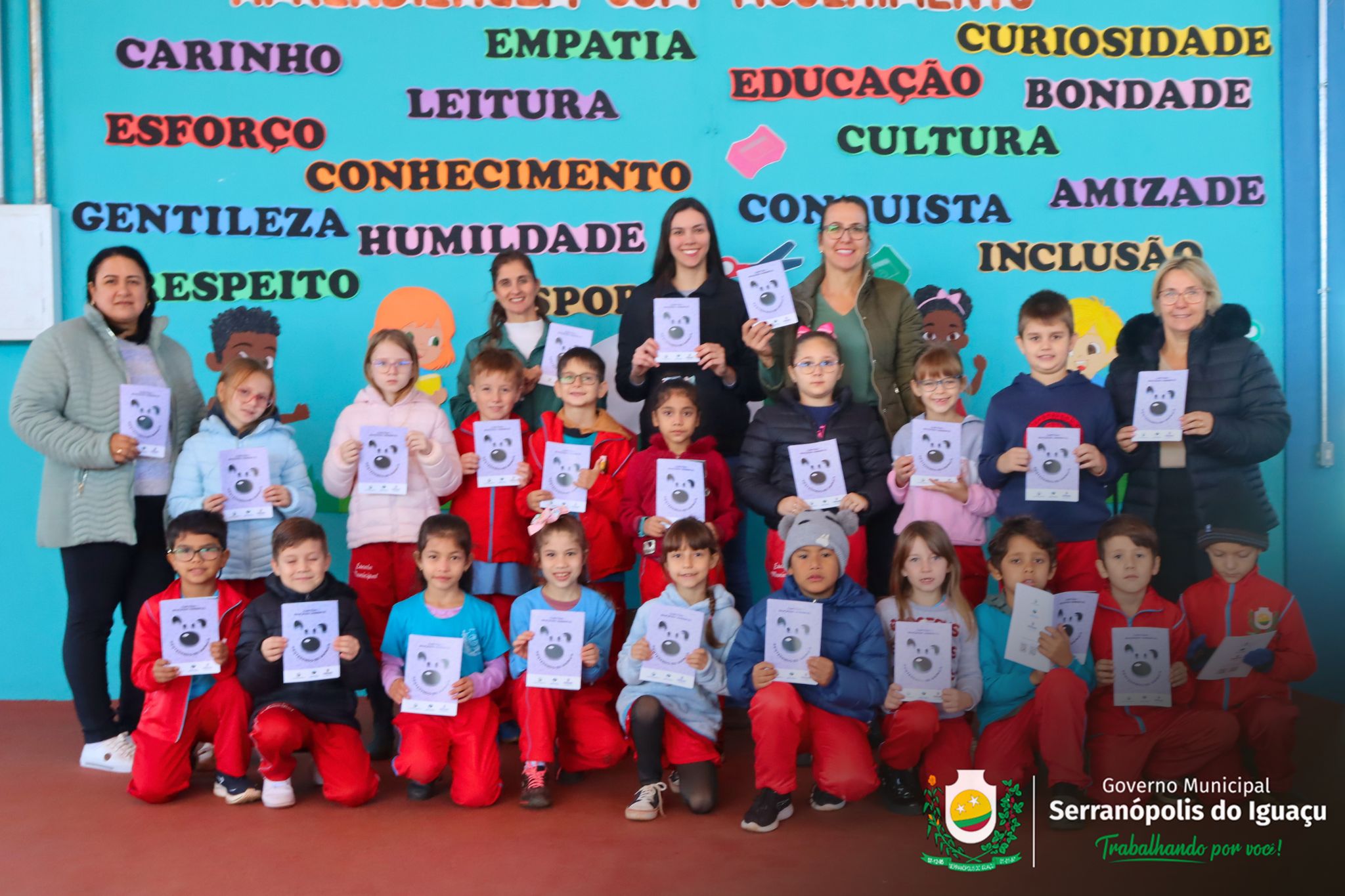 Cartilhas de educação ambiental são entregues para alunos da rede municipal de ensino Cartilhas de educação ambiental são entregues para alunos da rede municipal de ensino