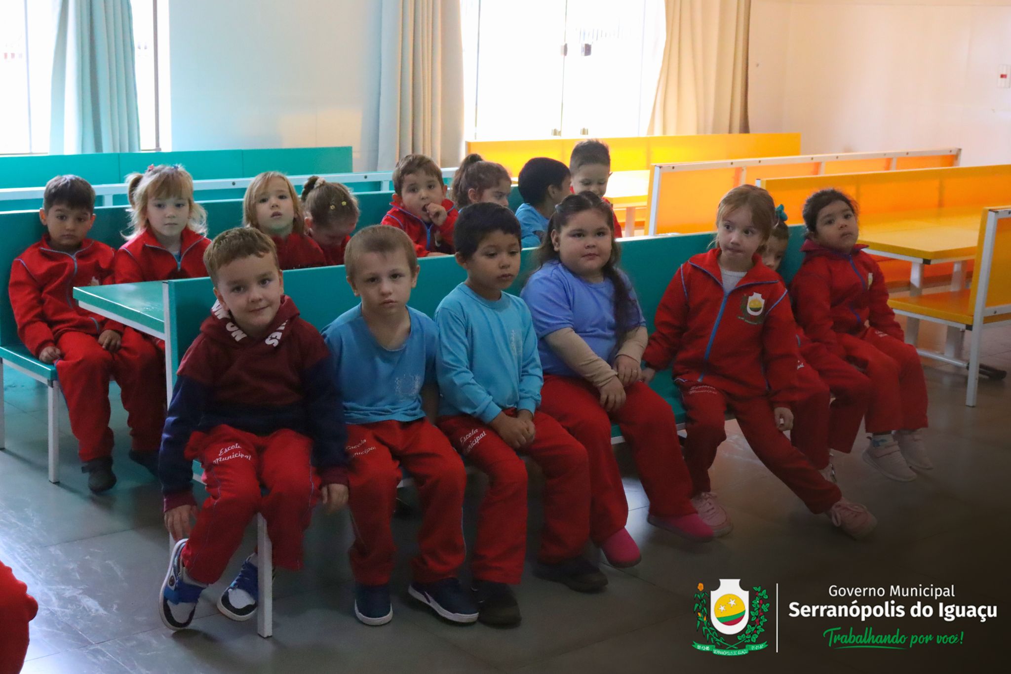 Cartilhas de educação ambiental são entregues para alunos da rede municipal de ensino Cartilhas de educação ambiental são entregues para alunos da rede municipal de ensino