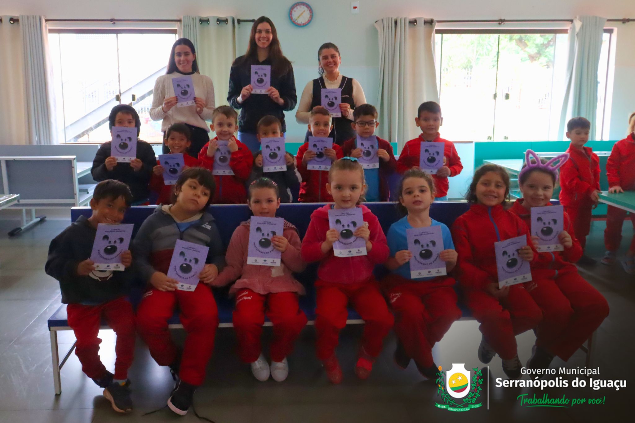Cartilhas de educação ambiental são entregues para alunos da rede municipal de ensino Cartilhas de educação ambiental são entregues para alunos da rede municipal de ensino