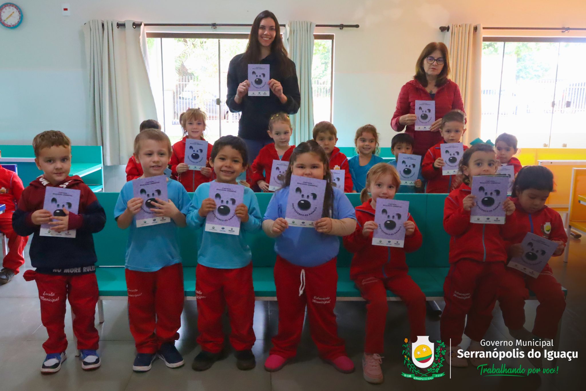 Cartilhas de educação ambiental são entregues para alunos da rede municipal de ensino Cartilhas de educação ambiental são entregues para alunos da rede municipal de ensino