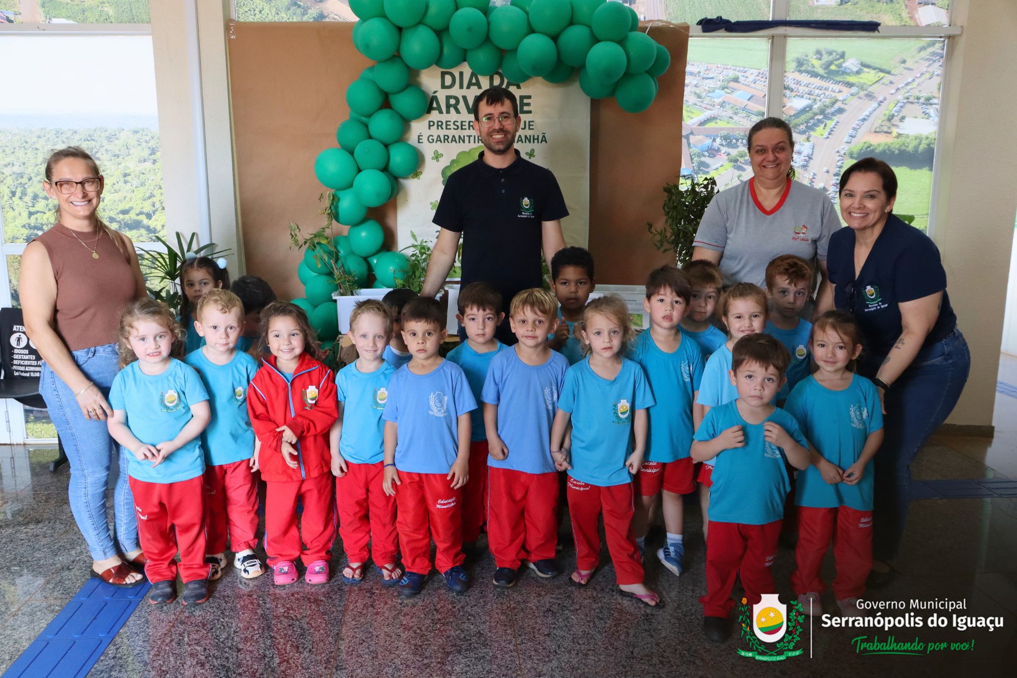 Dia da Árvore é marcado com distribuição gratuita de mudas em Serranópolis do Iguaçu Dia da Árvore é marcado com distribuição gratuita de mudas em Serranópolis do Iguaçu