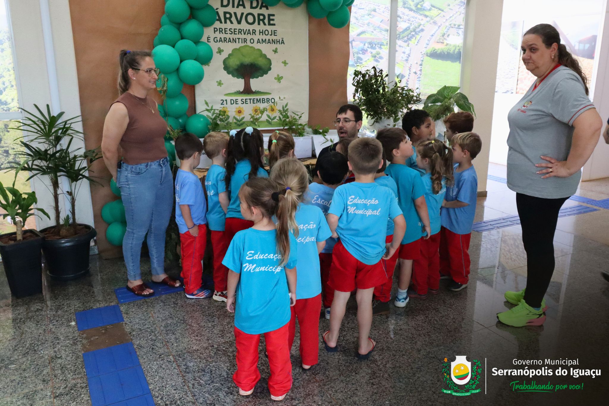 Dia da Árvore é marcado com distribuição gratuita de mudas em Serranópolis do Iguaçu Dia da Árvore é marcado com distribuição gratuita de mudas em Serranópolis do Iguaçu