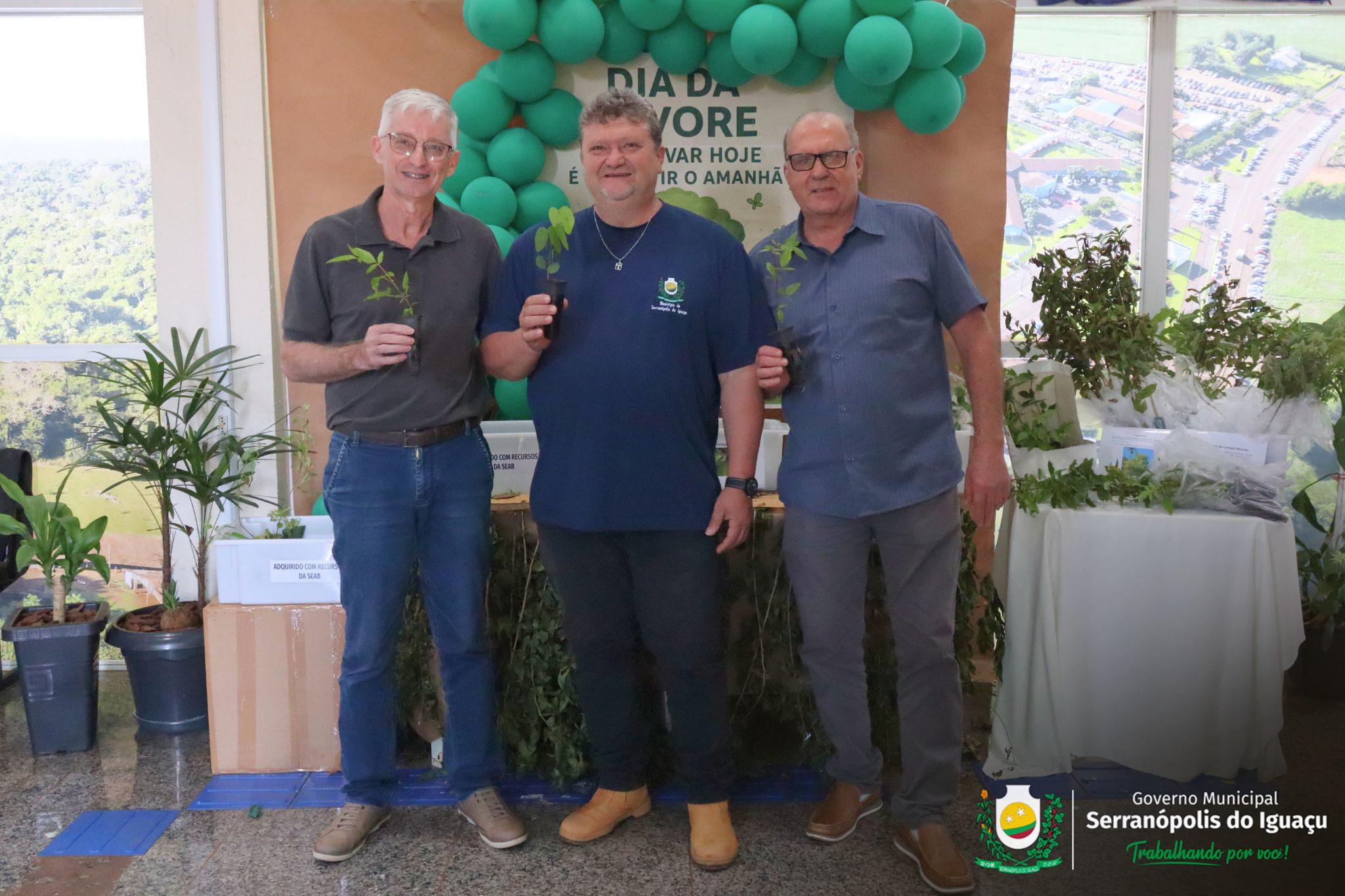 Dia da Árvore é marcado com distribuição gratuita de mudas em Serranópolis do Iguaçu Dia da Árvore é marcado com distribuição gratuita de mudas em Serranópolis do Iguaçu