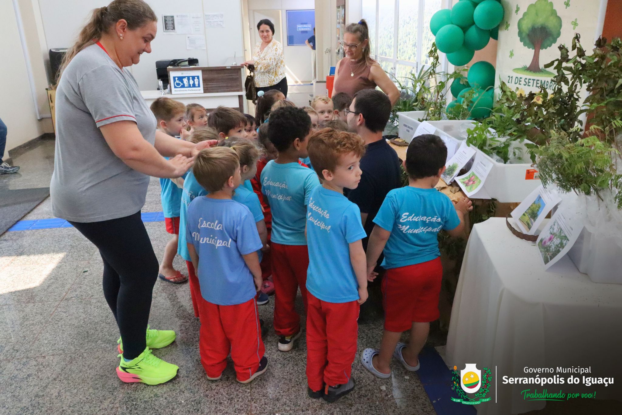 Dia da Árvore é marcado com distribuição gratuita de mudas em Serranópolis do Iguaçu Dia da Árvore é marcado com distribuição gratuita de mudas em Serranópolis do Iguaçu