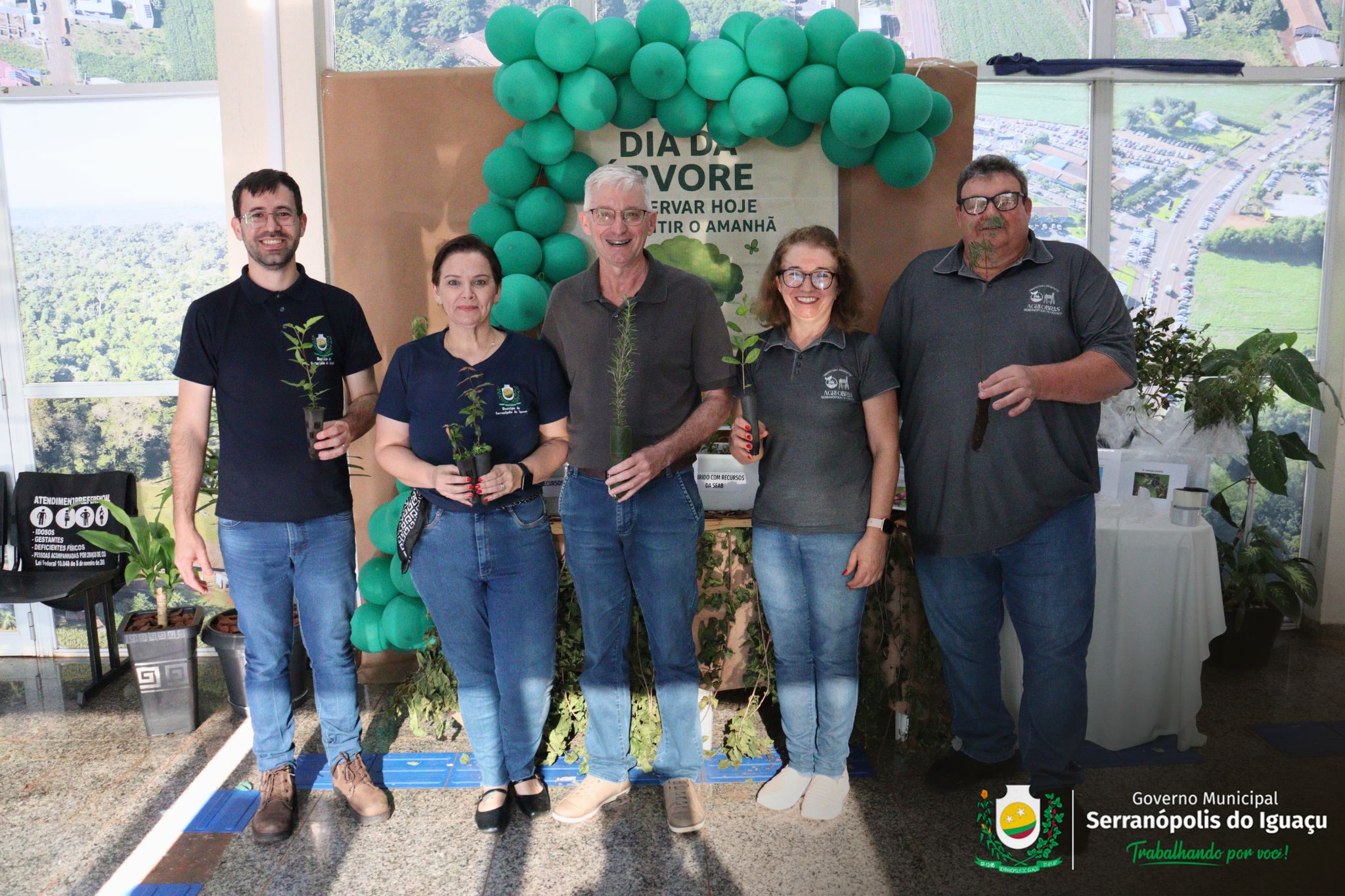 Dia da Árvore é marcado com distribuição gratuita de mudas em Serranópolis do Iguaçu Dia da Árvore é marcado com distribuição gratuita de mudas em Serranópolis do Iguaçu