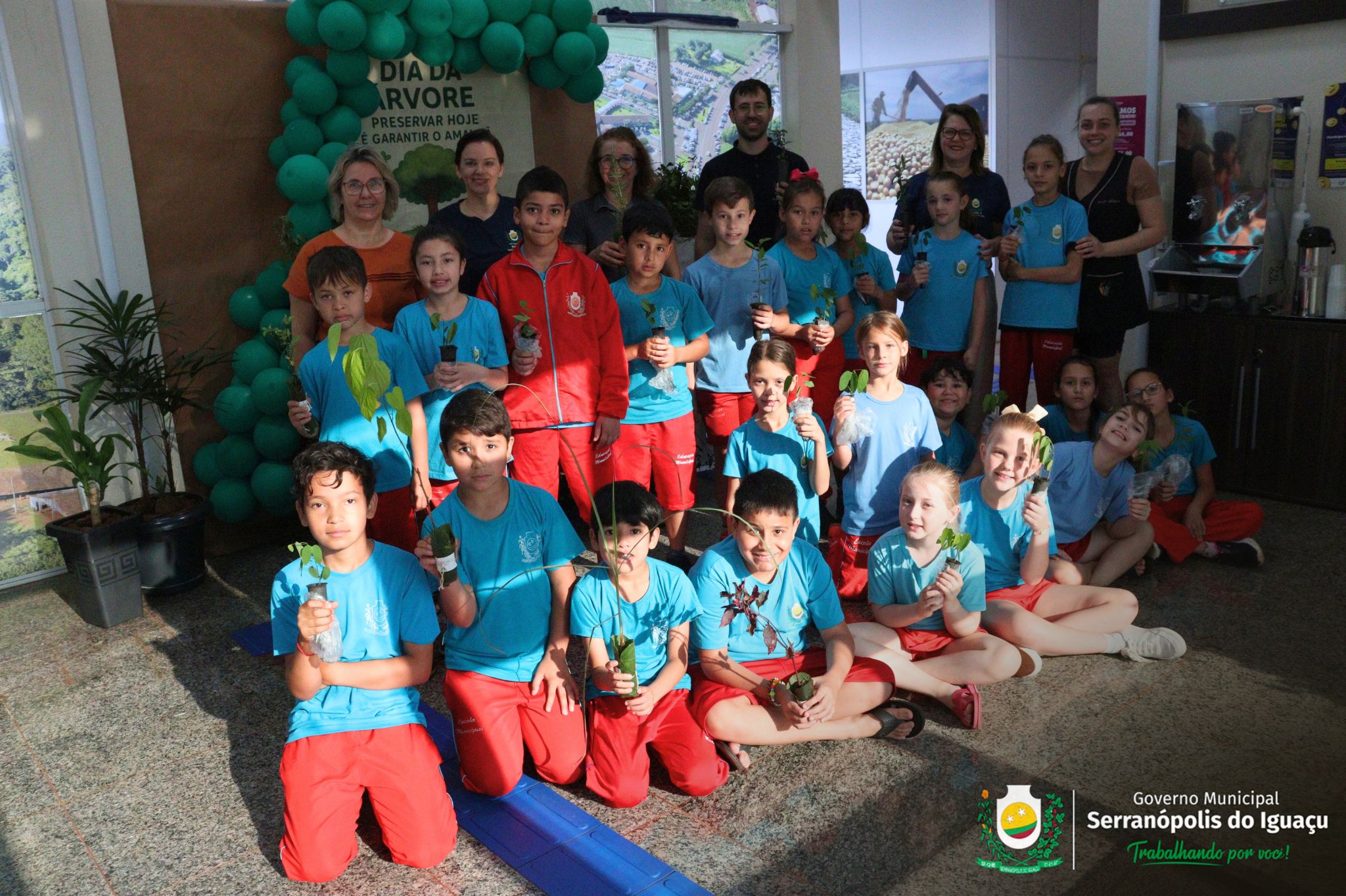 Dia da Árvore é marcado com distribuição gratuita de mudas em Serranópolis do Iguaçu Dia da Árvore é marcado com distribuição gratuita de mudas em Serranópolis do Iguaçu