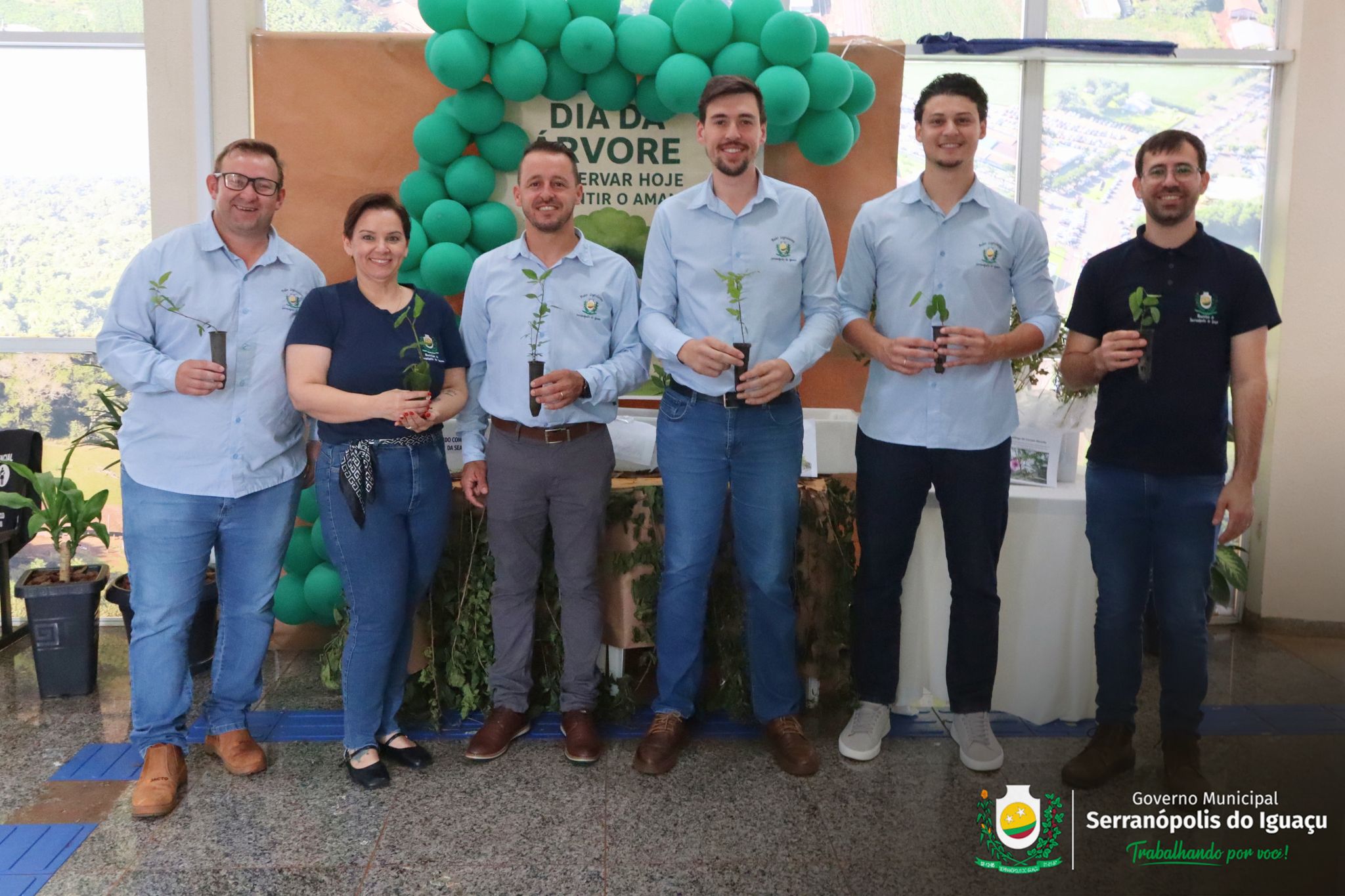 Dia da Árvore é marcado com distribuição gratuita de mudas em Serranópolis do Iguaçu Dia da Árvore é marcado com distribuição gratuita de mudas em Serranópolis do Iguaçu