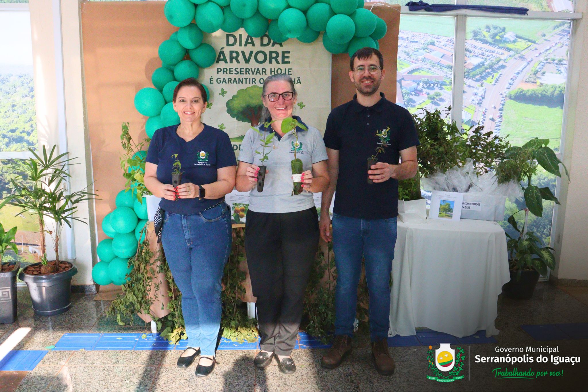 Dia da Árvore é marcado com distribuição gratuita de mudas em Serranópolis do Iguaçu Dia da Árvore é marcado com distribuição gratuita de mudas em Serranópolis do Iguaçu