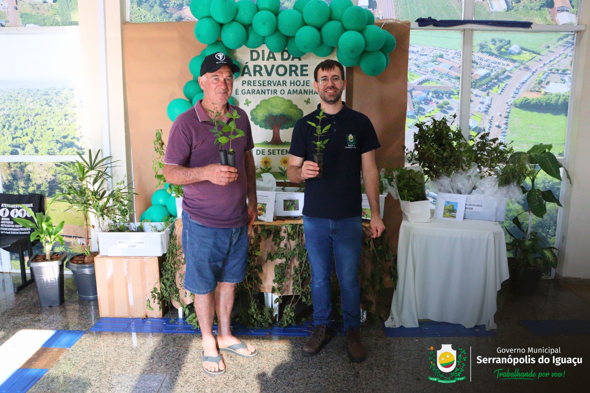 Dia da Árvore é marcado com distribuição gratuita de mudas em Serranópolis do Iguaçu Dia da Árvore é marcado com distribuição gratuita de mudas em Serranópolis do Iguaçu