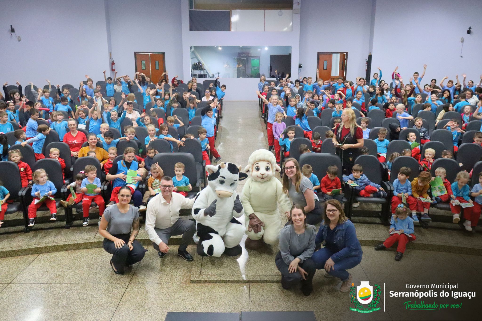 Teatro “A Fazendinha” ensina educação financeira e cooperação aos alunos de Serranópolis do Iguaçu