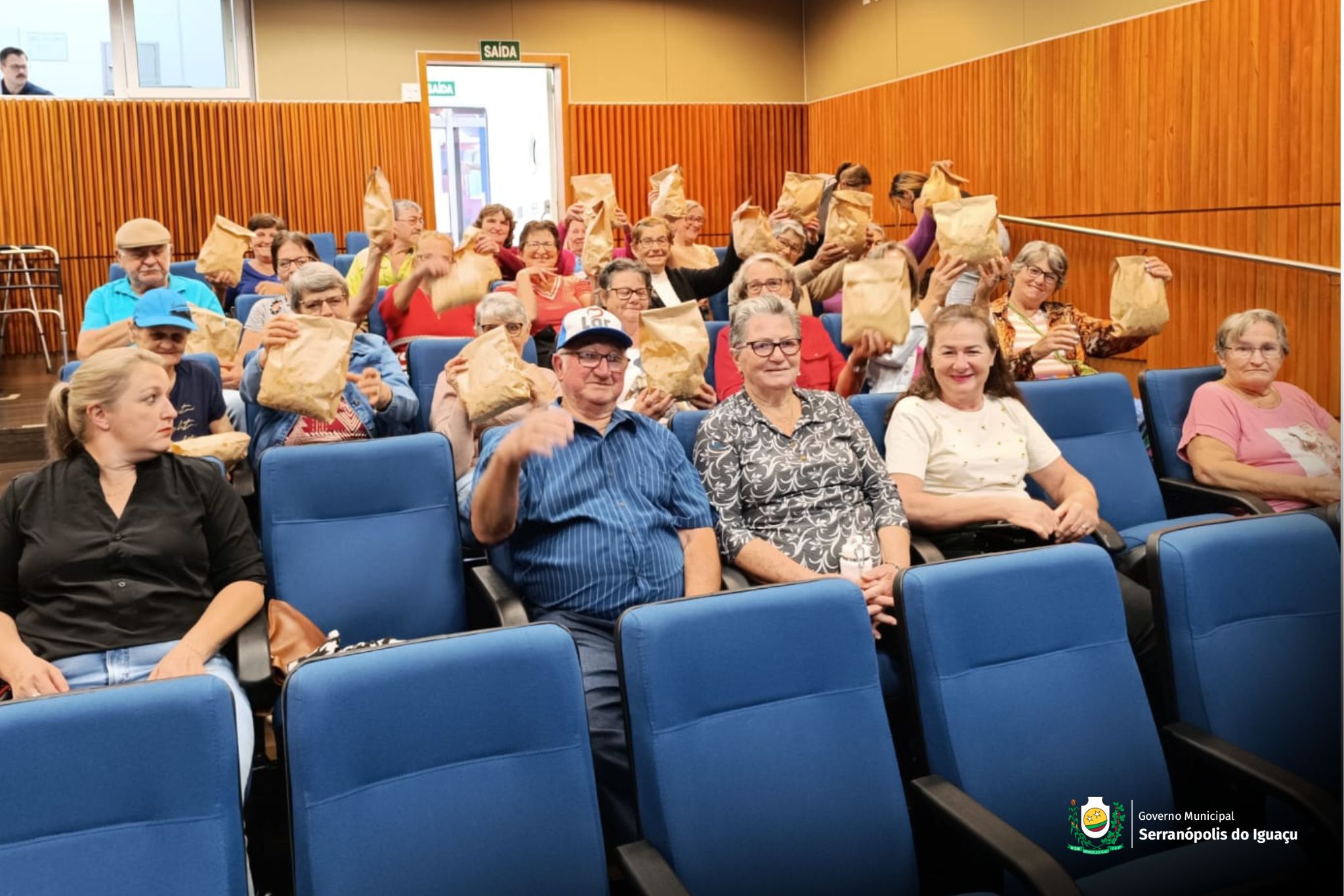 Grupo Primavera da Vida participa de sessão de cinema promovida pelo CRAS e SESC