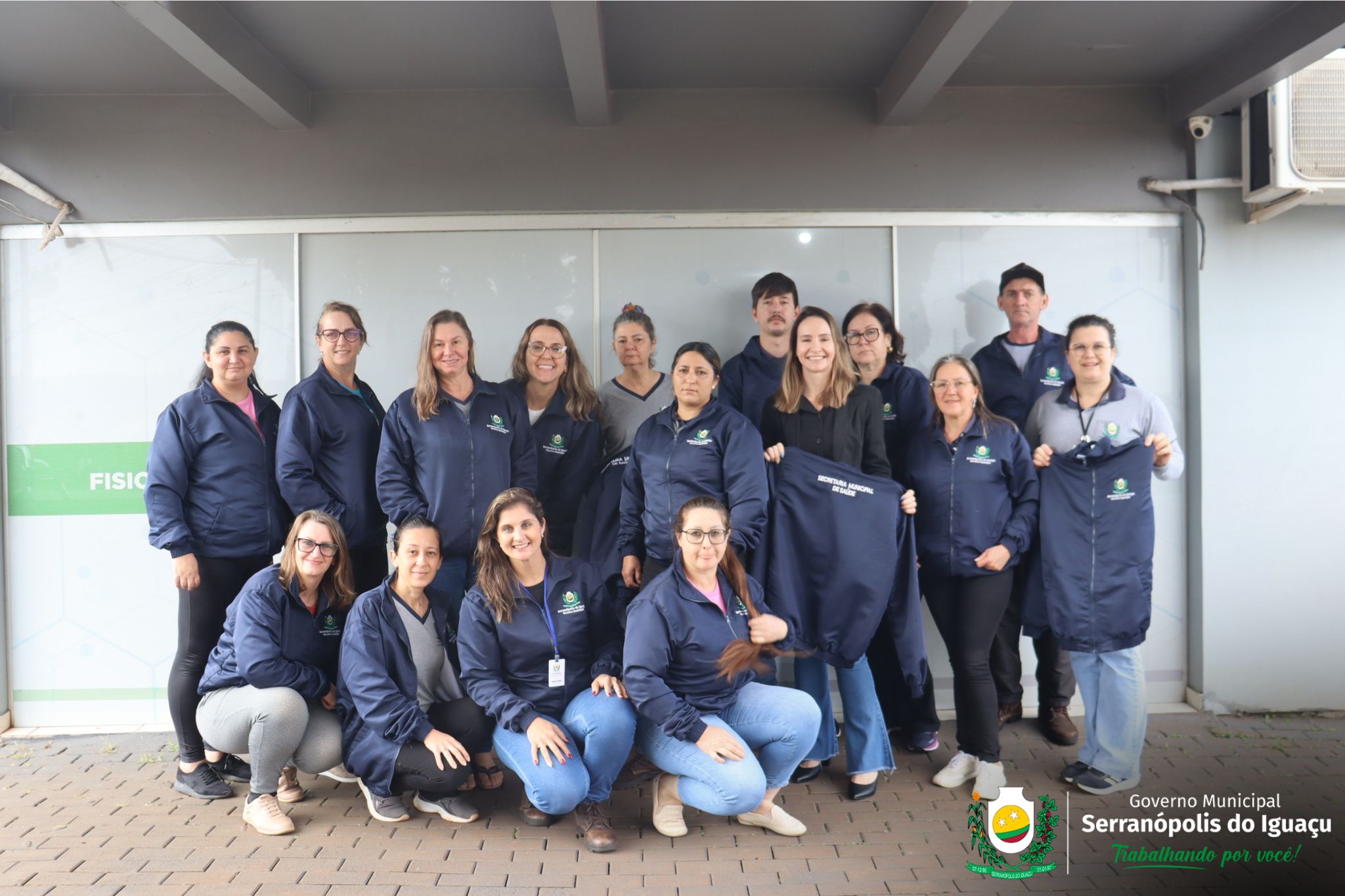 Servidores da saúde recebem jaquetas de uniforme 