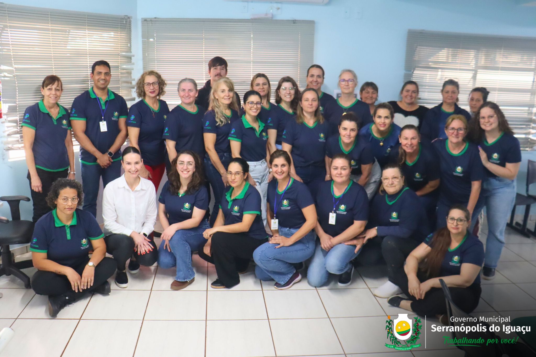 Governo Municipal entrega uniformes novos para servidores da Saúde