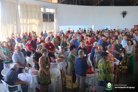 Secretaria Municipal de Assistência Social realiza almoço em comemoração ao Dia das Mães