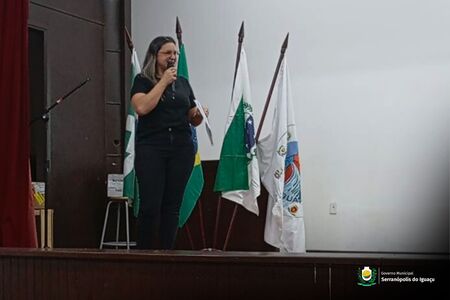 Professora de Serranópolis do Iguaçu apresenta projeto de alfabetização no seminário SEMPRE